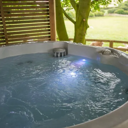 Burtree Country House, Tipi'S, Treehouse & Lodge & House Rooms With Hot Tubs In A Private Garden Thirsk Exterior photo