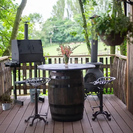 Burtree Country House, Tipi'S, Treehouse & Lodge & House Rooms With Hot Tubs In A Private Garden Thirsk Exterior photo