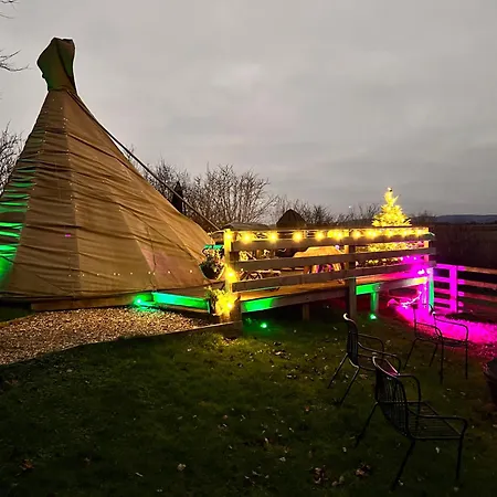 Burtree Country House, Tipi'S, Treehouse & Lodge & House Rooms With Hot Tubs In A Private Garden Thirsk Exterior photo