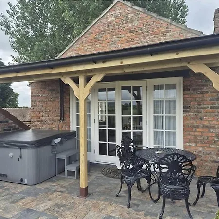 Burtree Country House, Tipi'S, Treehouse & Lodge & House Rooms With Hot Tubs In A Private Garden Thirsk Exterior photo