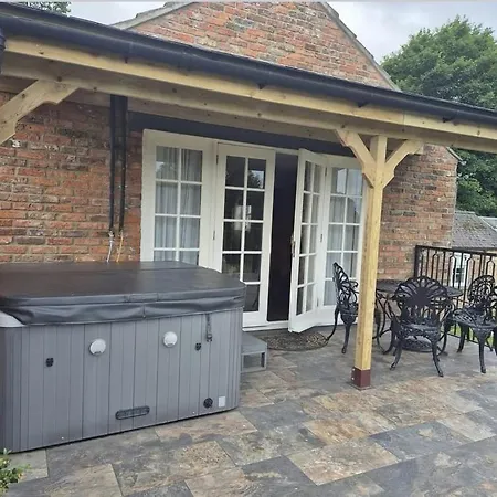 Burtree Country House, Tipi'S, Treehouse & Lodge & House Rooms With Hot Tubs In A Private Garden Thirsk Exterior photo