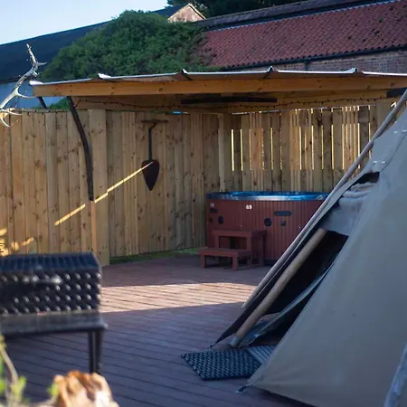 Burtree Country House, Tipi'S, Treehouse & Lodge & House Rooms With Hot Tubs In A Private Garden Thirsk Exterior photo
