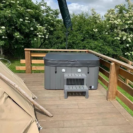 Burtree Country House, Tipi'S, Treehouse & Lodge & House Rooms With Hot Tubs In A Private Garden Thirsk Exterior photo