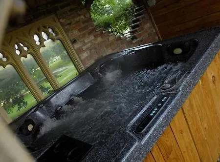 Burtree Country House, Tipi'S, Treehouse & Lodge & House Rooms With Hot Tubs In A Private Garden Thirsk Exterior photo