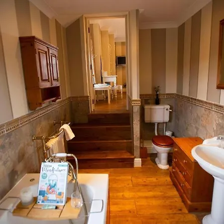 Burtree Country House, Tipi'S, Treehouse & Lodge & House Rooms With Hot Tubs In A Private Garden Thirsk Exterior photo