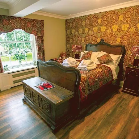 Burtree Country House, Tipi'S, Treehouse & Lodge & House Rooms With Hot Tubs In A Private Garden Thirsk Exterior photo