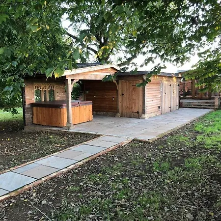 Burtree Country House, Tipi'S, Treehouse & Lodge & House Rooms With Hot Tubs In A Private Garden Thirsk Exterior photo