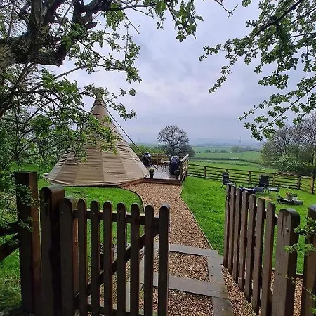 Burtree Country House, Tipi'S, Treehouse & Lodge & House Rooms With Hot Tubs In A Private Garden Thirsk Exterior photo
