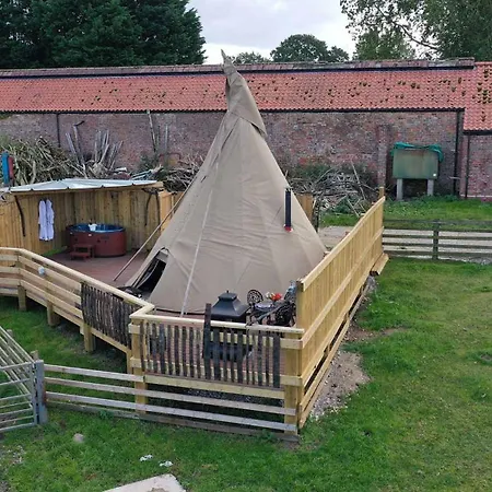 Burtree Country House, Tipi'S, Treehouse & Lodge & House Rooms With Hot Tubs In A Private Garden Thirsk Exterior photo