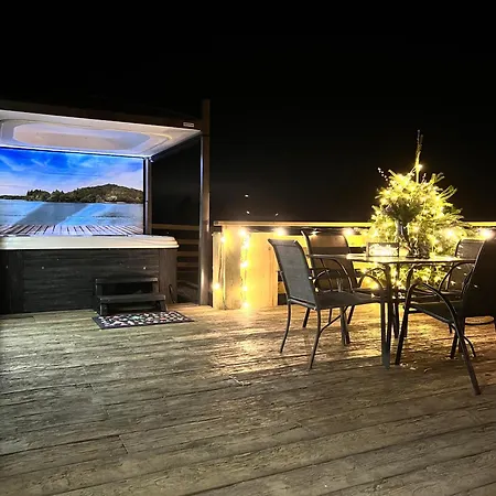 Burtree Country House, Tipi'S, Treehouse & Lodge & House Rooms With Hot Tubs In A Private Garden Thirsk Exterior photo