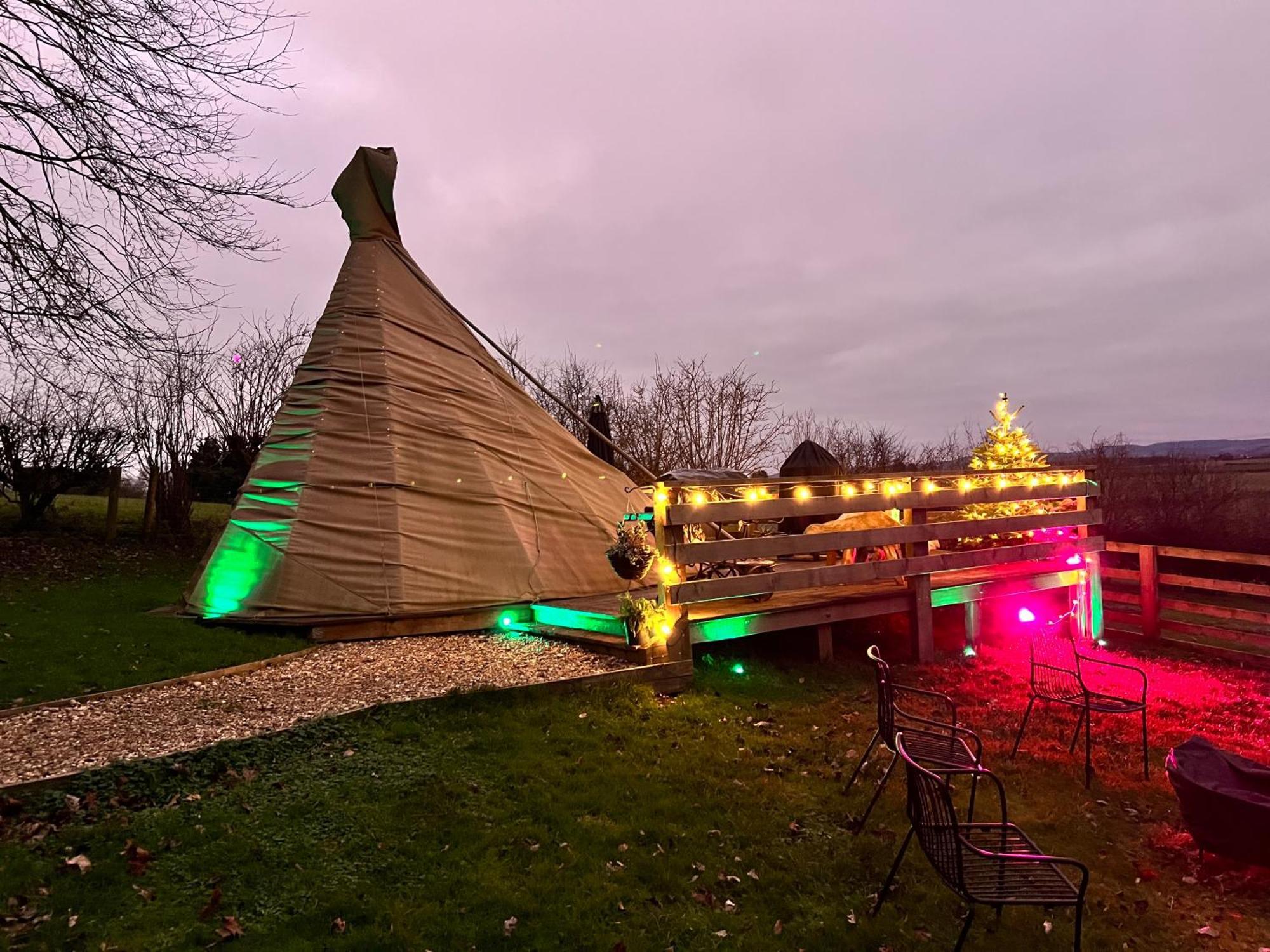 Burtree Country House, Tipi's, Treehouse & & House With Hot Tubs In A Private Garden