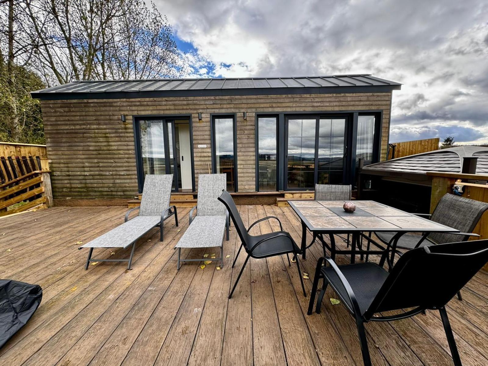 Burtree Country House, Tipi's, Treehouse & & House With Hot Tubs In A Private Garden Lodge Thirsk