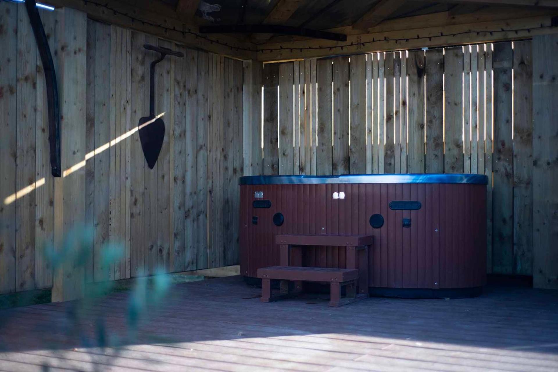 Burtree Country House, Tipi's, Treehouse & & House With Hot Tubs In A Private Garden Lodge