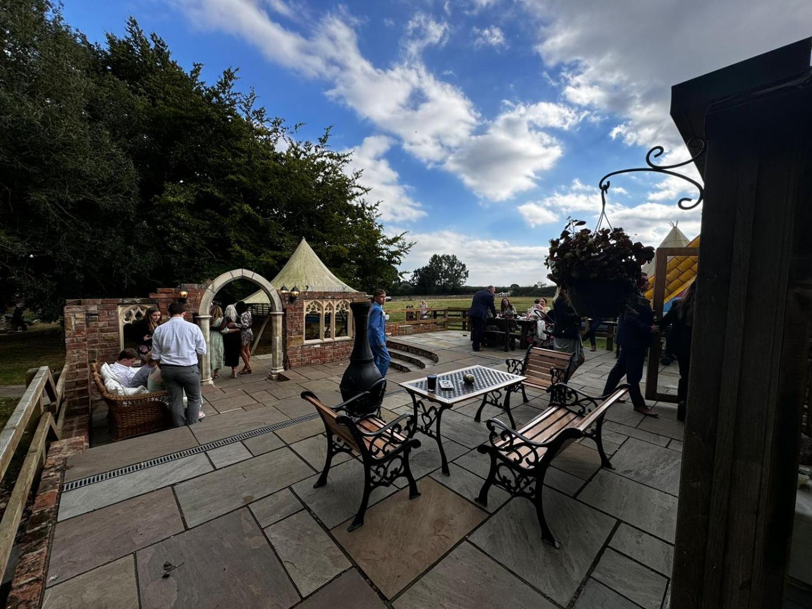 Burtree Country House, Tipi's, Treehouse & & House With Hot Tubs In A Private Garden Lodge *