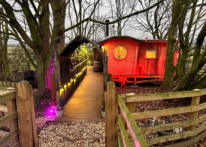 Burtree Country House, Tipi\'S, Treehouse & Lodge & House Rooms With Hot Tubs In A Private Garden