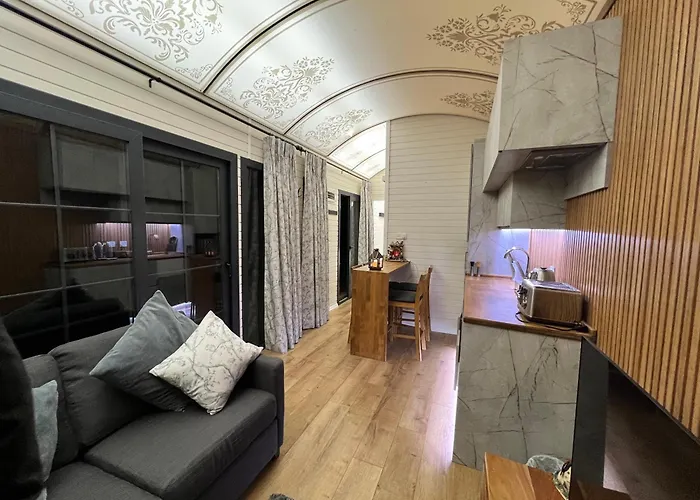 Burtree Country House, Tipi\'S, Treehouse & Lodge & House Rooms With Hot Tubs In A Private Garden