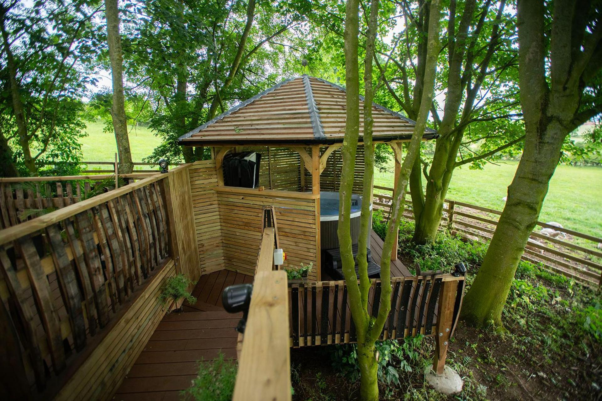 Burtree Country House, Tipi's, Treehouse & & House With Hot Tubs In A Private Garden Thirsk