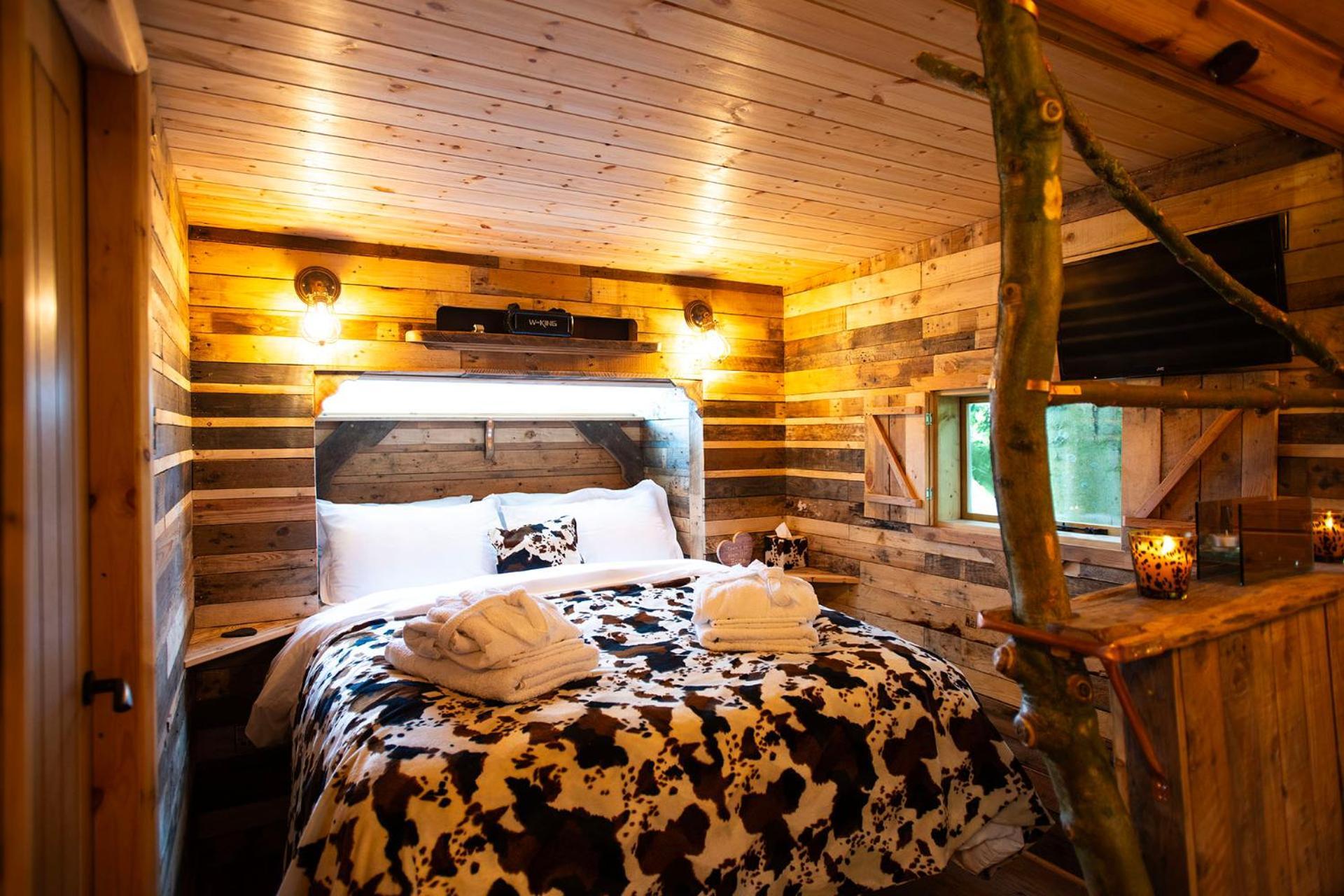 Burtree Country House, Tipi's, Treehouse & & House With Hot Tubs In A Private Garden Lodge *