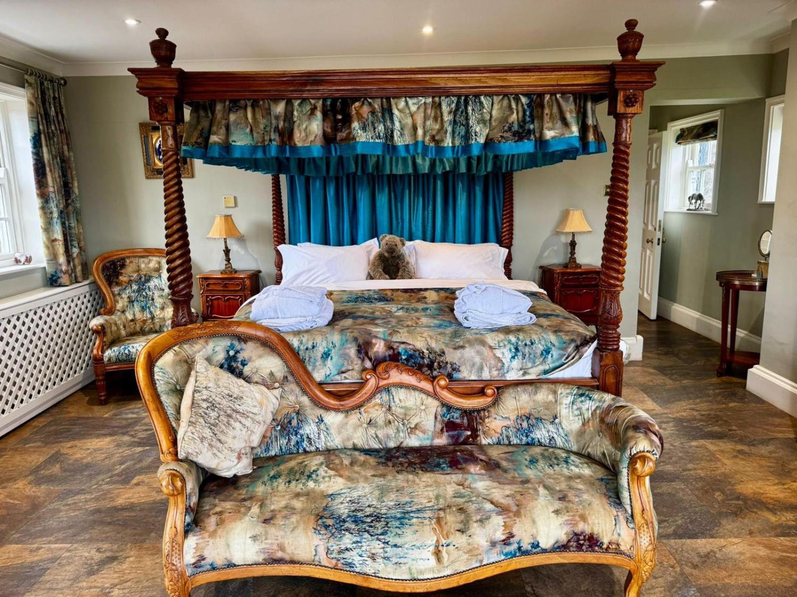 Burtree Country House, Tipi's, Treehouse & & House With Hot Tubs In A Private Garden *