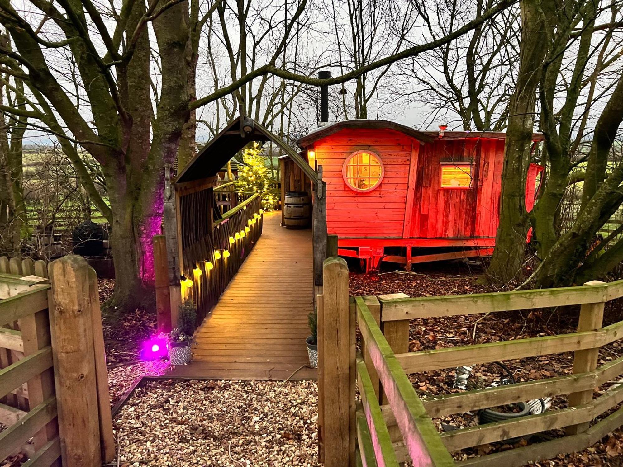 Lodge Burtree Country House, Tipi's, Treehouse & & House With Hot Tubs In A Private Garden