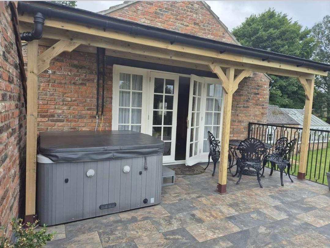 Burtree Country House, Tipi's, Treehouse & & House With Hot Tubs In A Private Garden Lodge