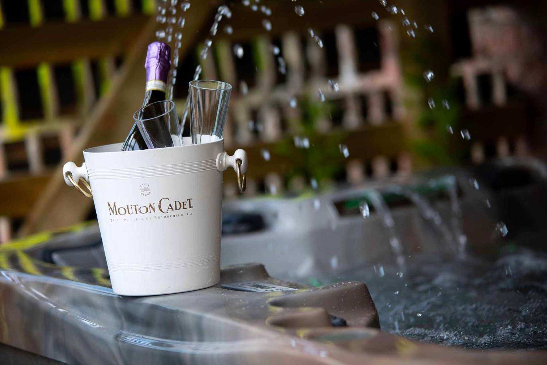 Burtree Country House, Tipi's, Treehouse & & House With Hot Tubs In A Private Garden Lodge *