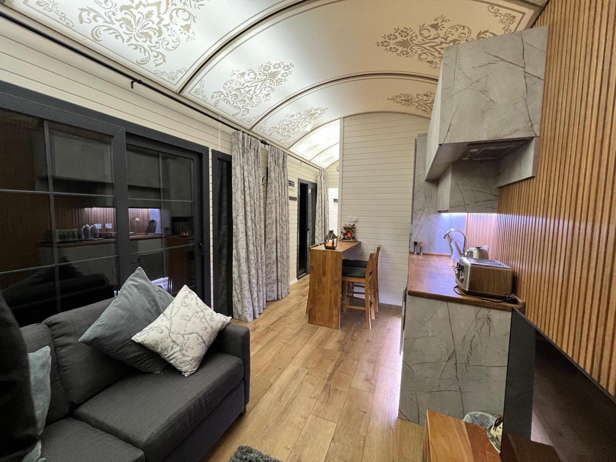 Burtree Country House, Tipi's, Treehouse & & House With Hot Tubs In A Private Garden