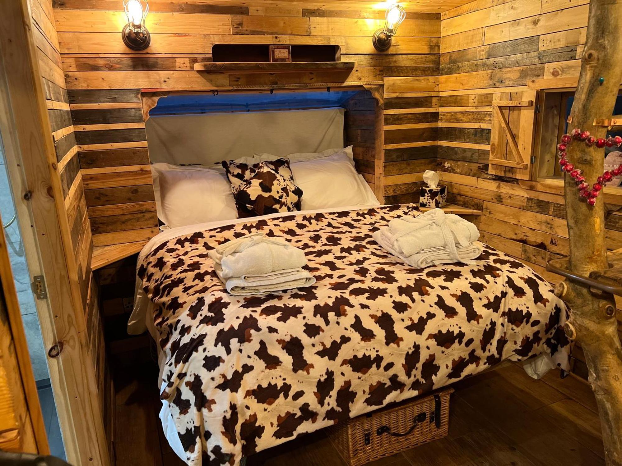 Lodge Burtree Country House, Tipi's, Treehouse & & House With Hot Tubs In A Private Garden Thirsk