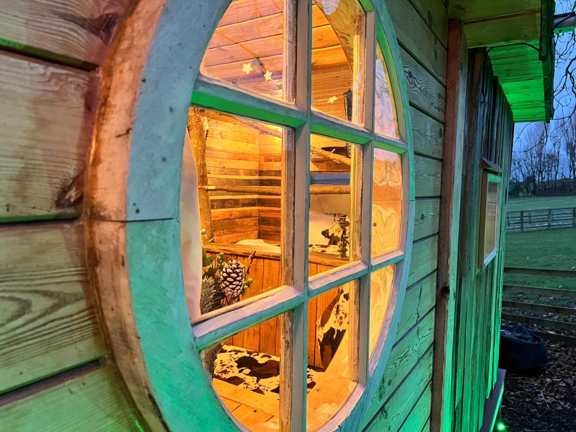 Burtree Country House, Tipi's, Treehouse & & House With Hot Tubs In A Private Garden *
