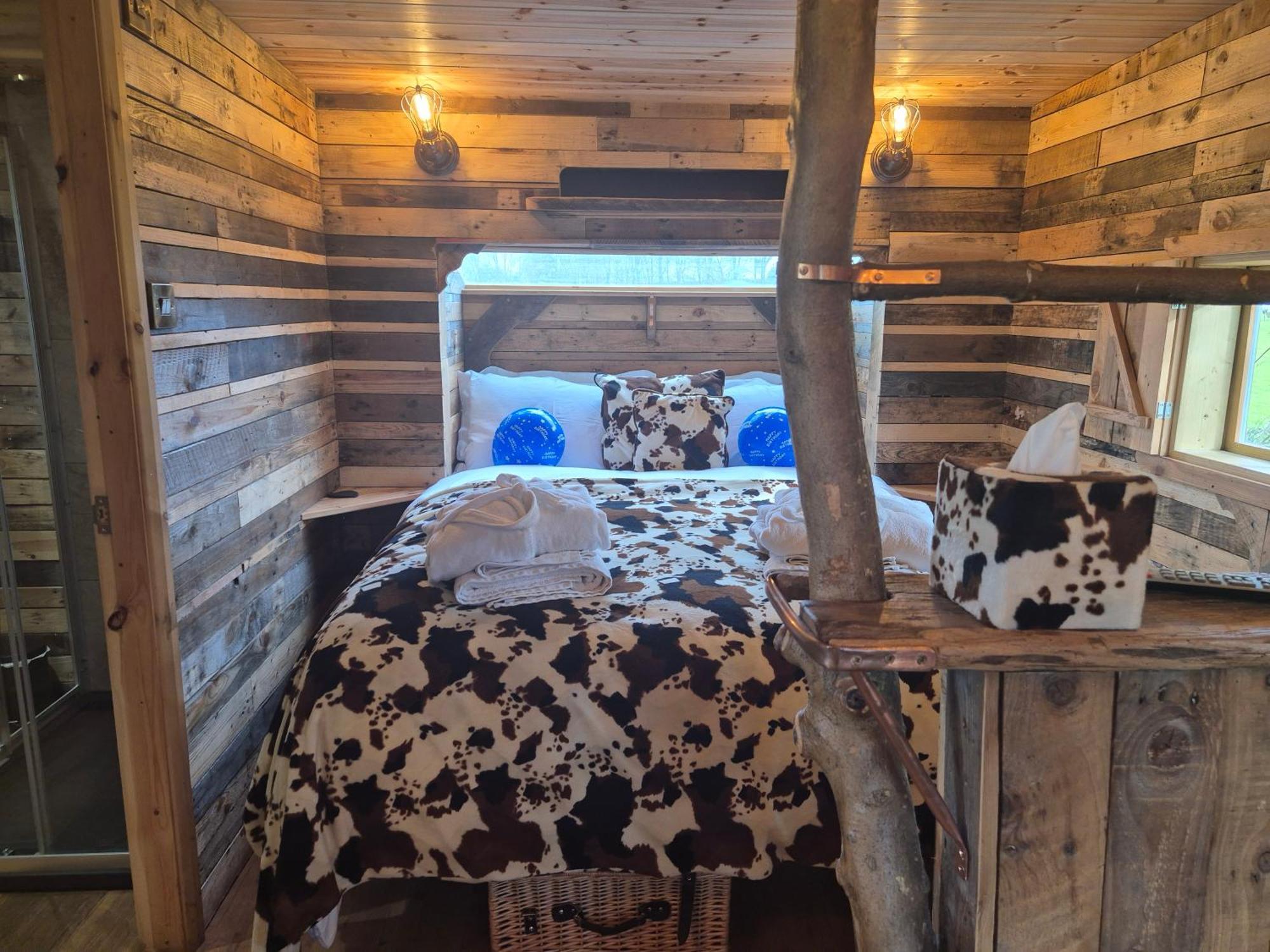 Burtree Country House, Tipi's, Treehouse & & House With Hot Tubs In A Private Garden *