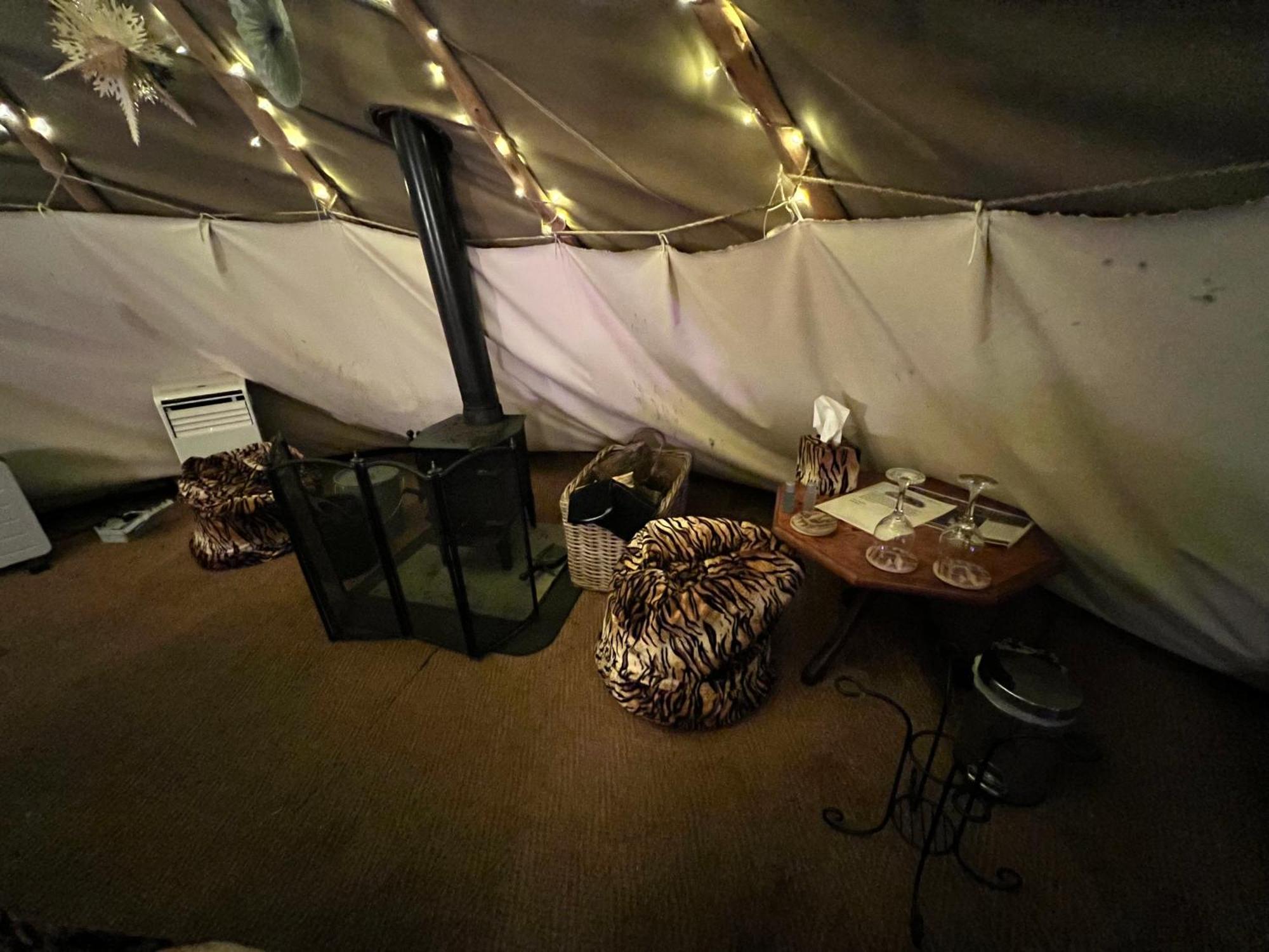 Burtree Country House, Tipi's, Treehouse & & House With Hot Tubs In A Private Garden
