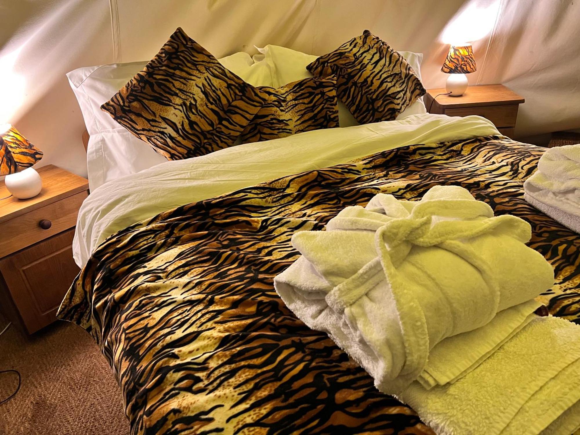 Burtree Country House, Tipi's, Treehouse & & House With Hot Tubs In A Private Garden Lodge