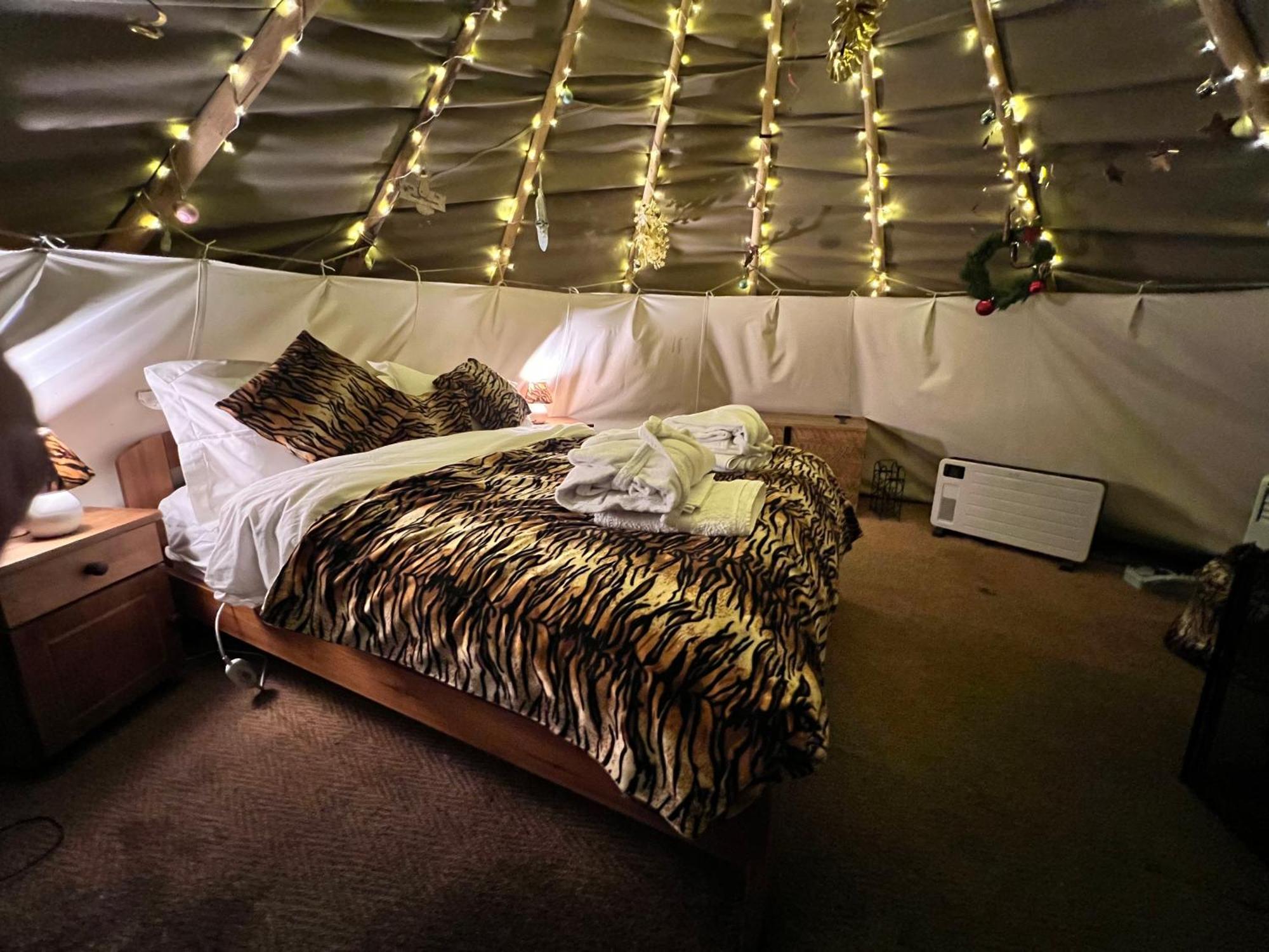 Burtree Country House, Tipi's, Treehouse & & House With Hot Tubs In A Private Garden