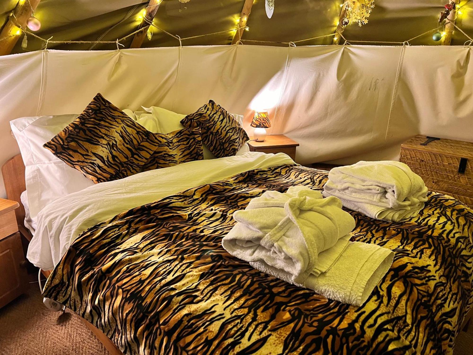 Lodge Burtree Country House, Tipi's, Treehouse & & House With Hot Tubs In A Private Garden *