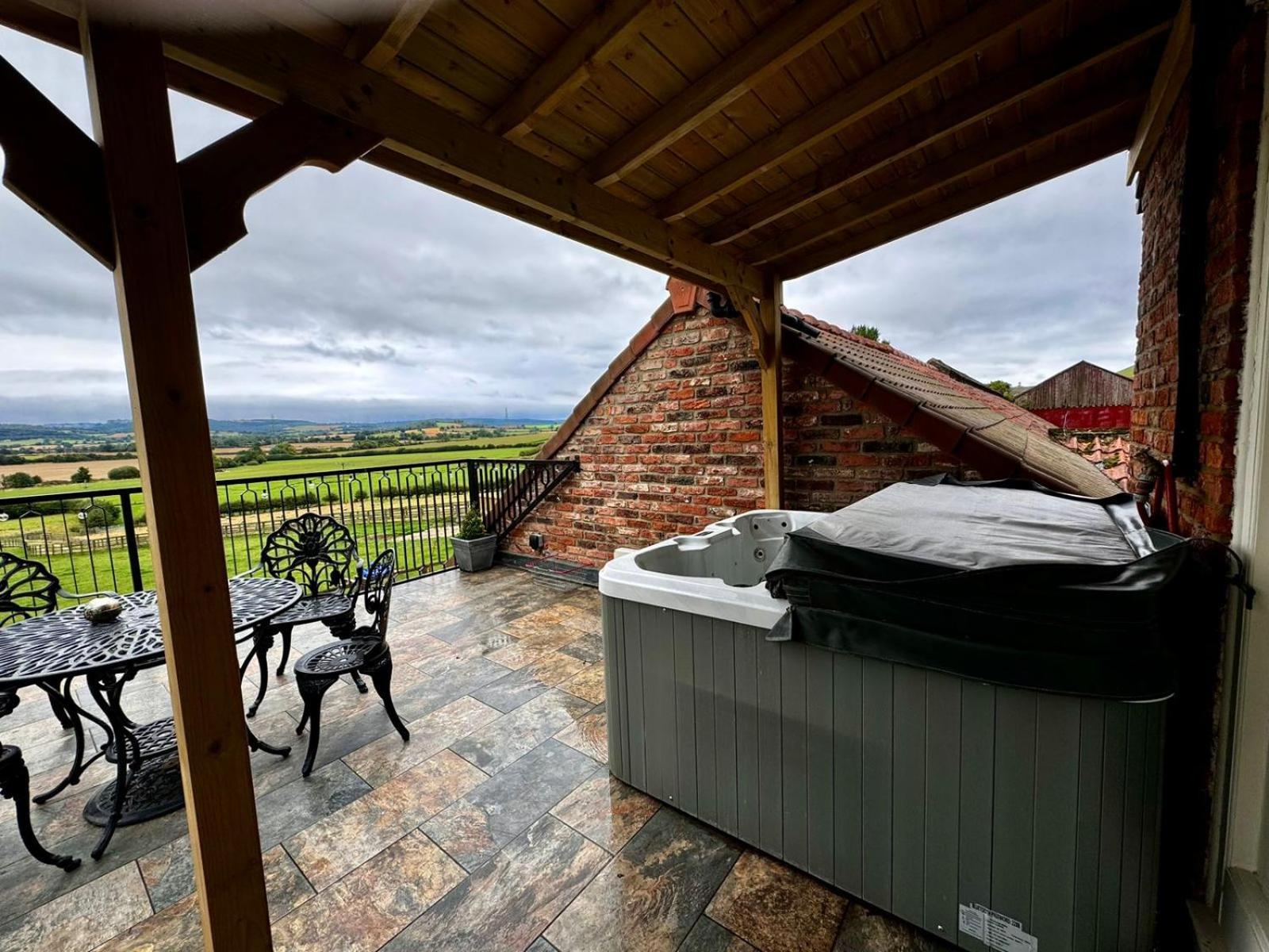 Burtree Country House, Tipi's, Treehouse & & House With Hot Tubs In A Private Garden *