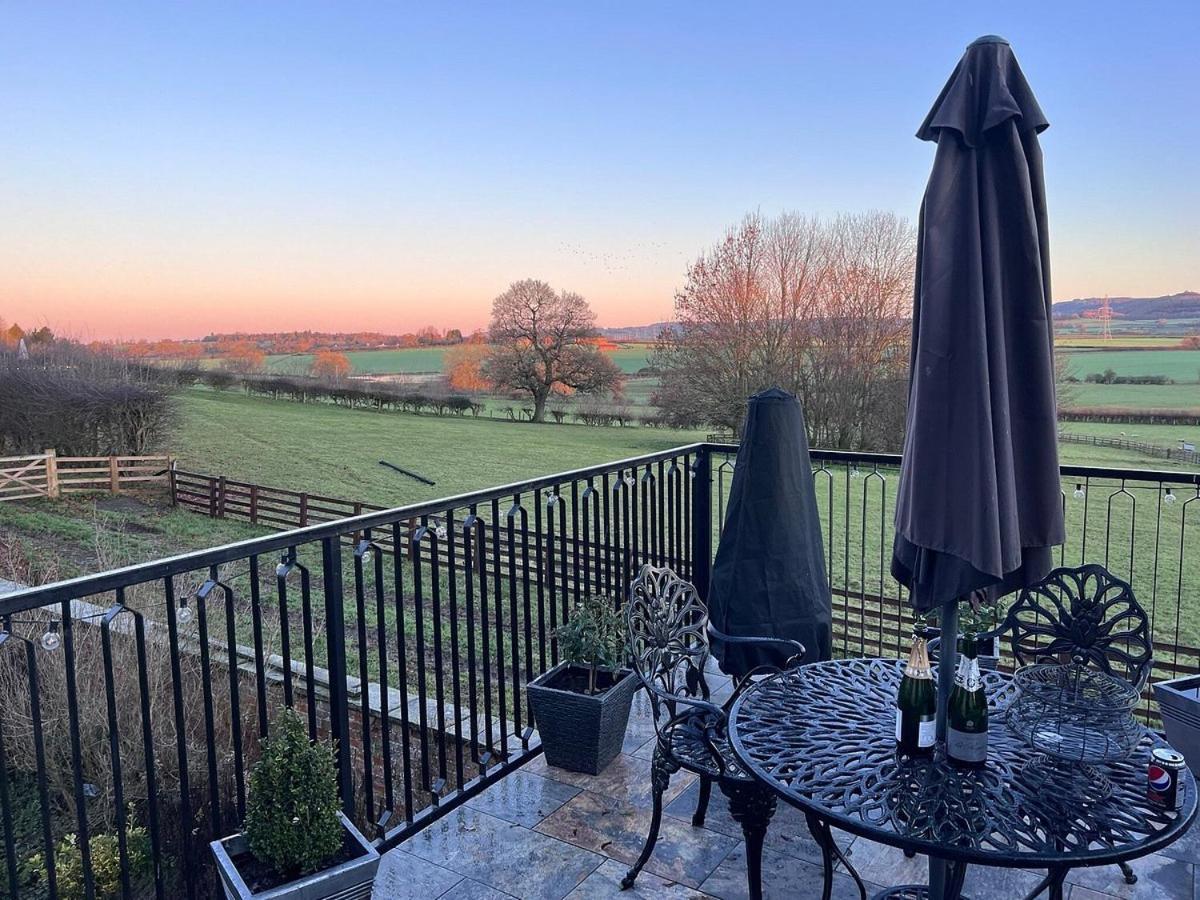 Burtree Country House, Tipi's, Treehouse & & House With Hot Tubs In A Private Garden Lodge Thirsk