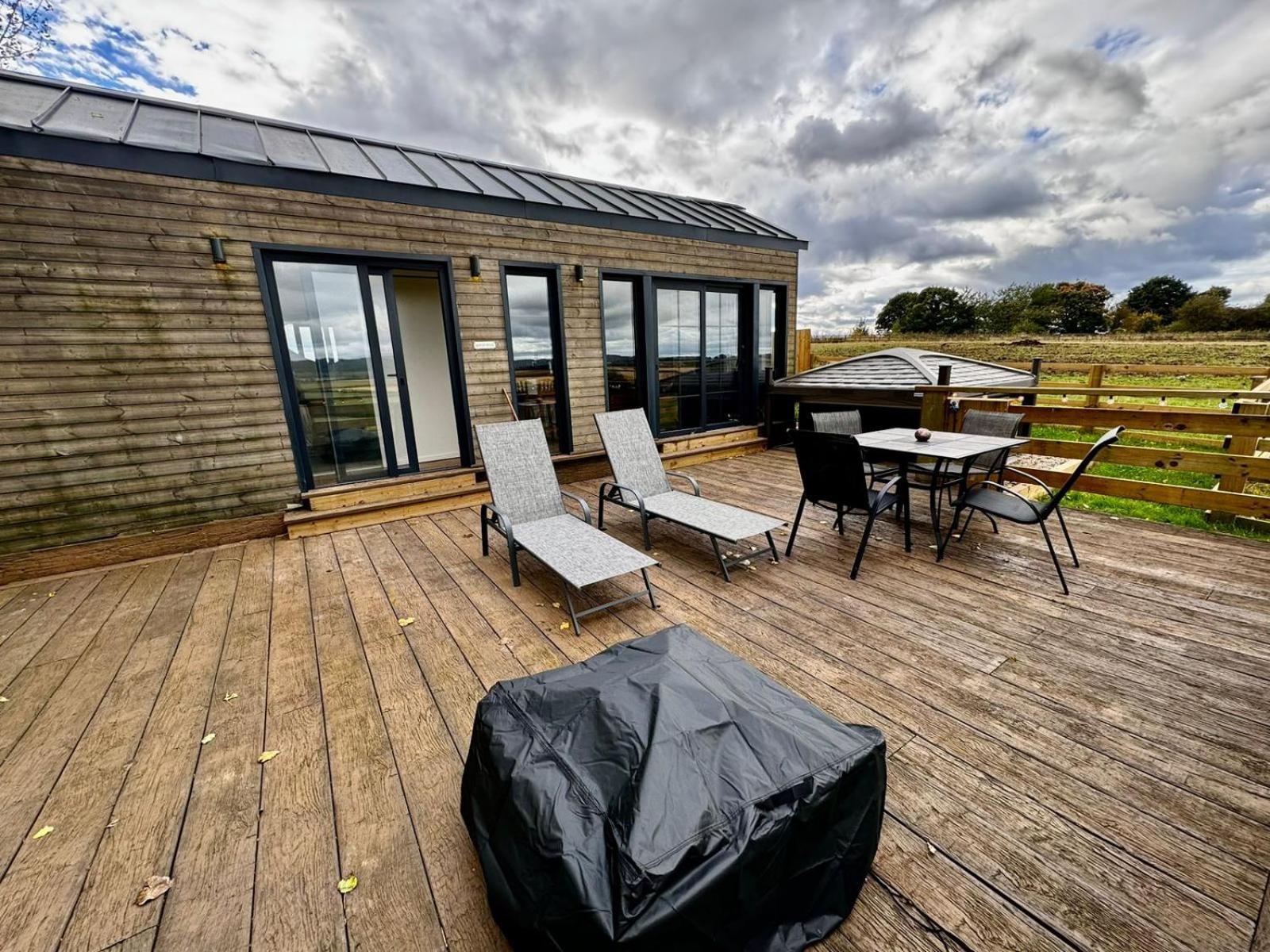 Burtree Country House, Tipi's, Treehouse & & House With Hot Tubs In A Private Garden *