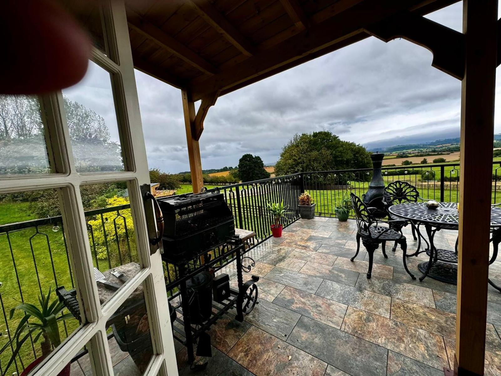 Lodge Burtree Country House, Tipi's, Treehouse & & House With Hot Tubs In A Private Garden