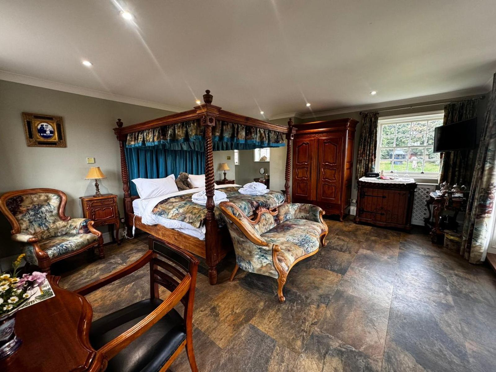 Burtree Country House, Tipi's, Treehouse & & House With Hot Tubs In A Private Garden Thirsk
