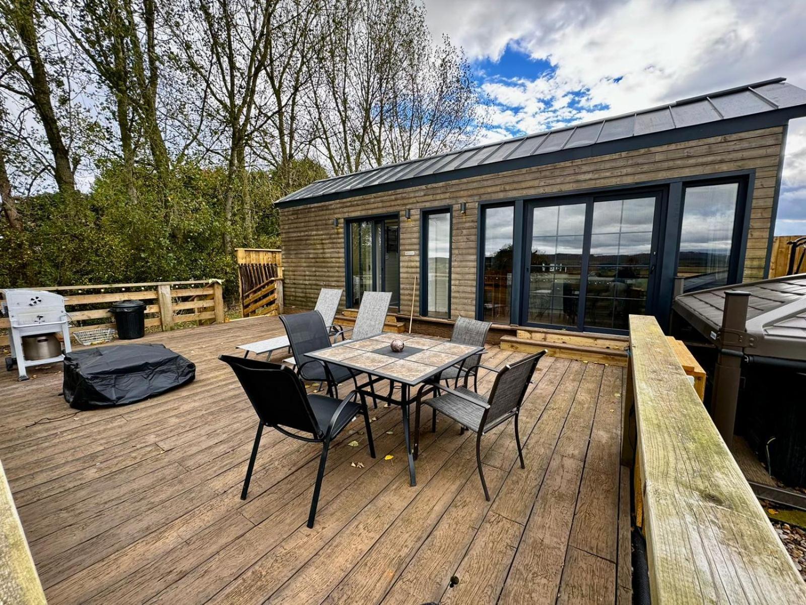 Lodge Burtree Country House, Tipi's, Treehouse & & House With Hot Tubs In A Private Garden Thirsk