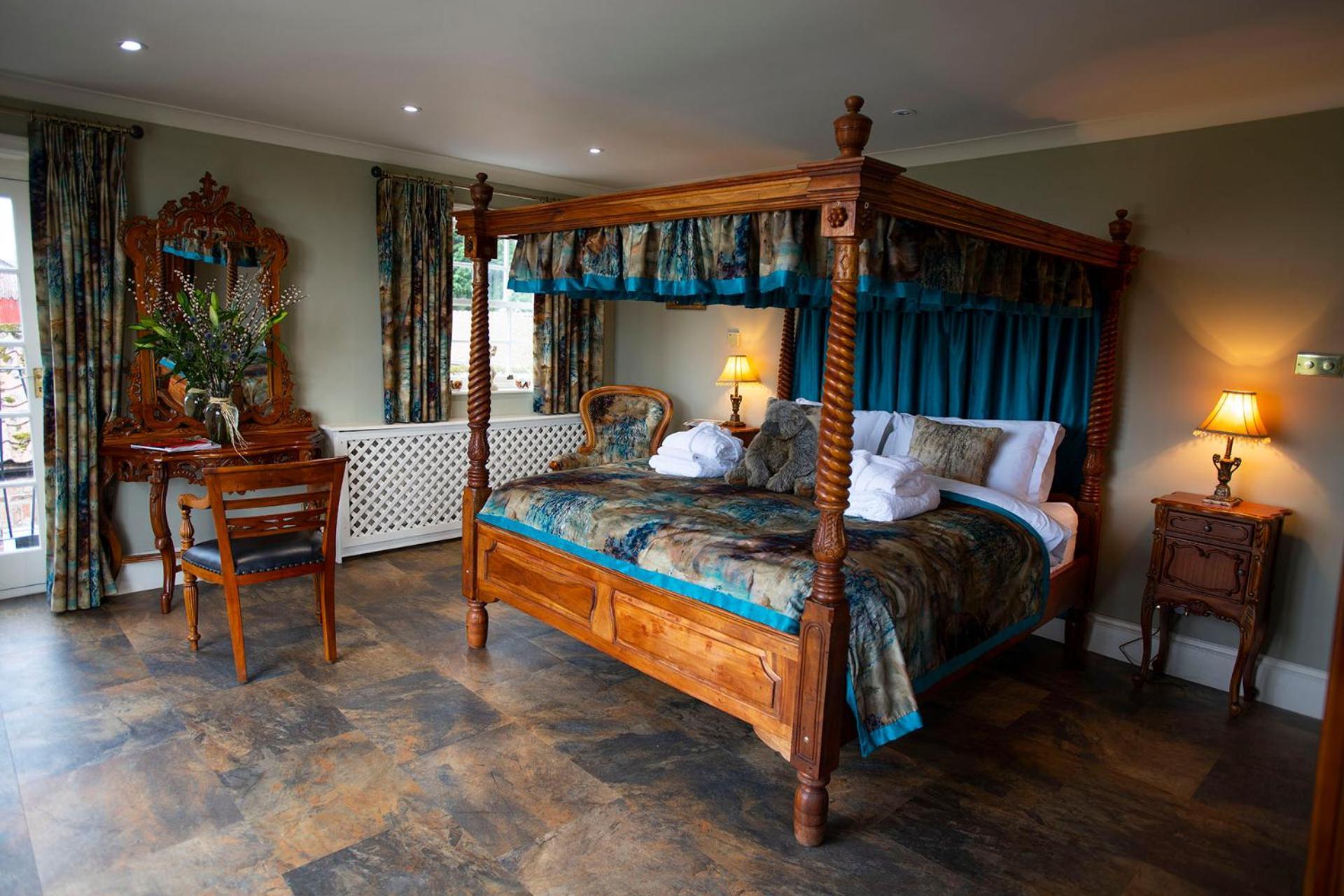 Burtree Country House, Tipi's, Treehouse & & House With Hot Tubs In A Private Garden