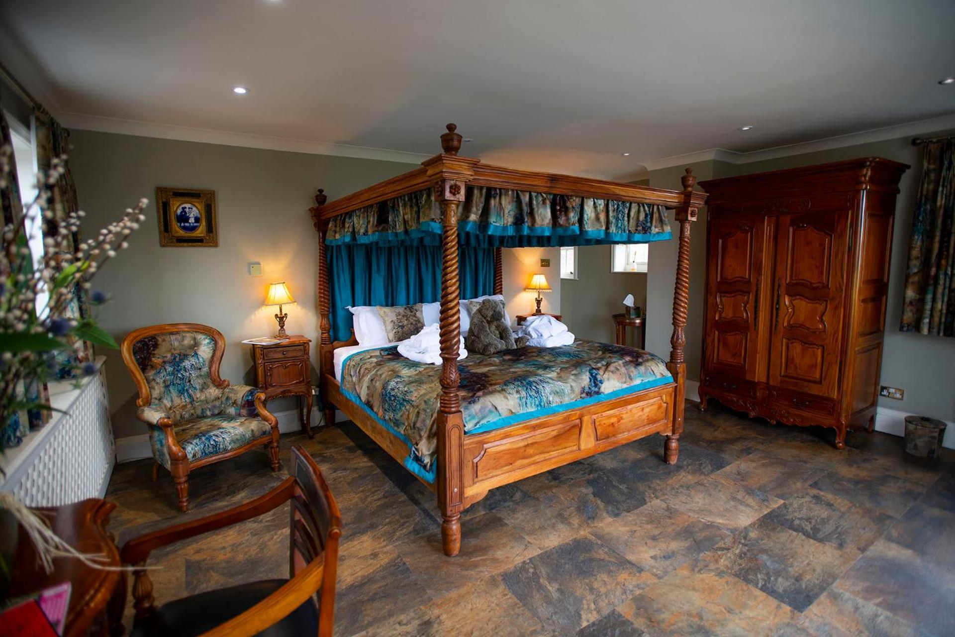 Burtree Country House, Tipi's, Treehouse & & House With Hot Tubs In A Private Garden