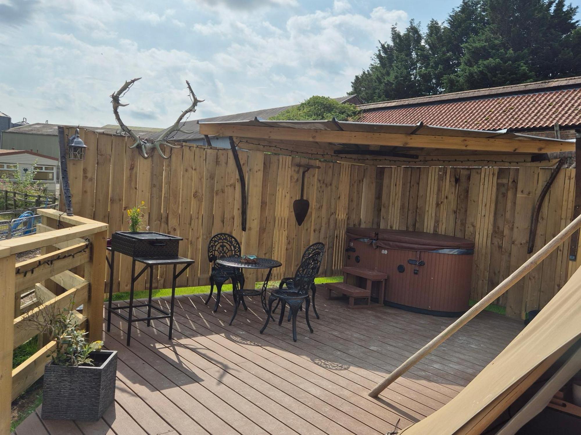 Lodge Burtree Country House, Tipi's, Treehouse & & House With Hot Tubs In A Private Garden