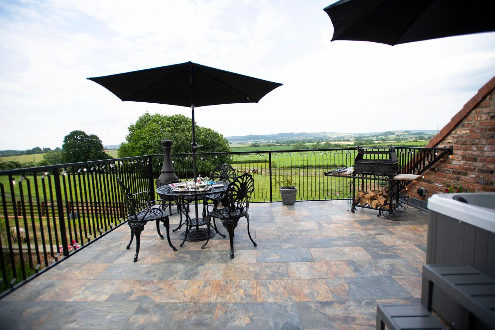 Burtree Country House, Tipi's, Treehouse & & House With Hot Tubs In A Private Garden