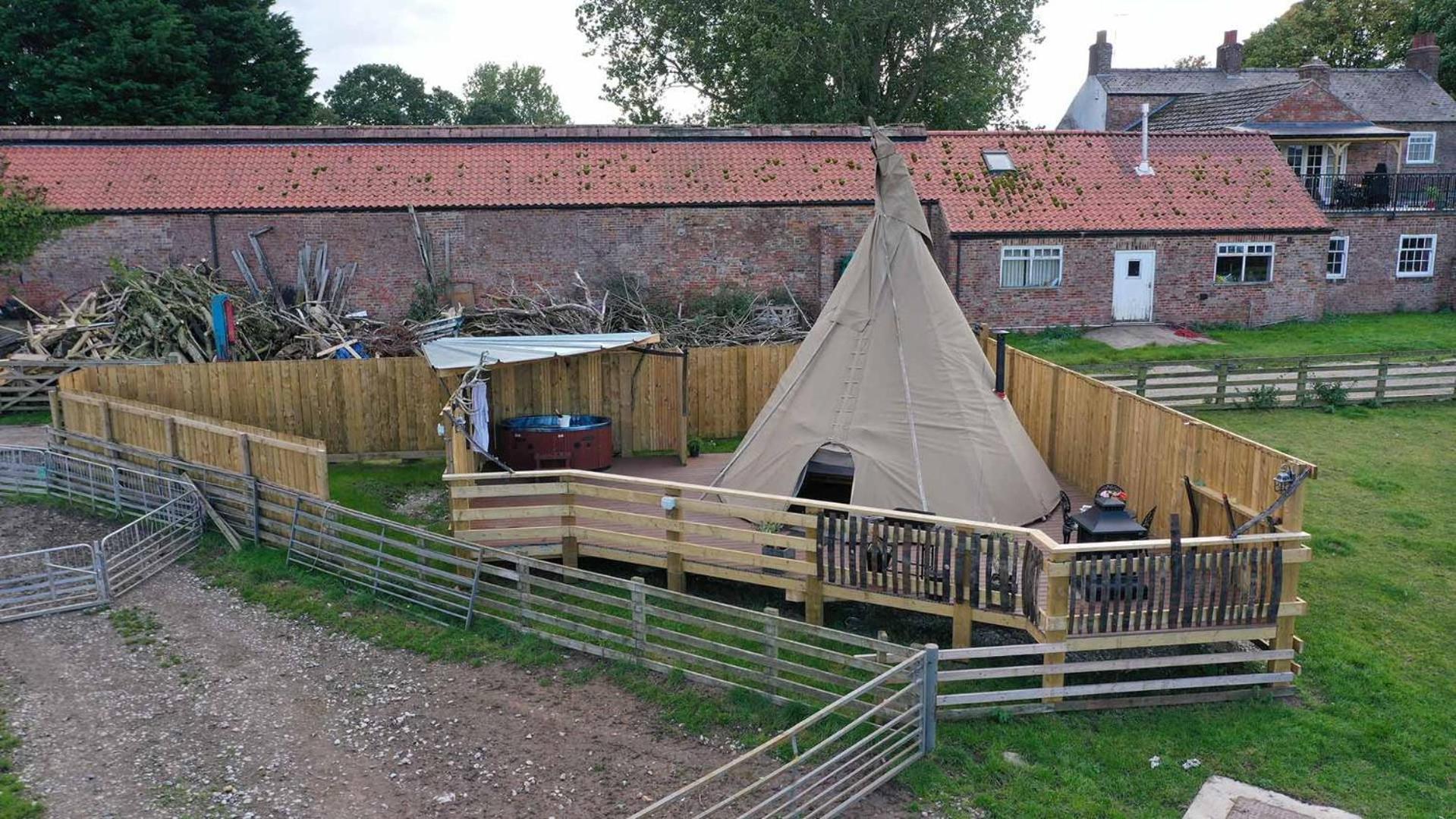 Lodge Burtree Country House, Tipi's, Treehouse & & House With Hot Tubs In A Private Garden