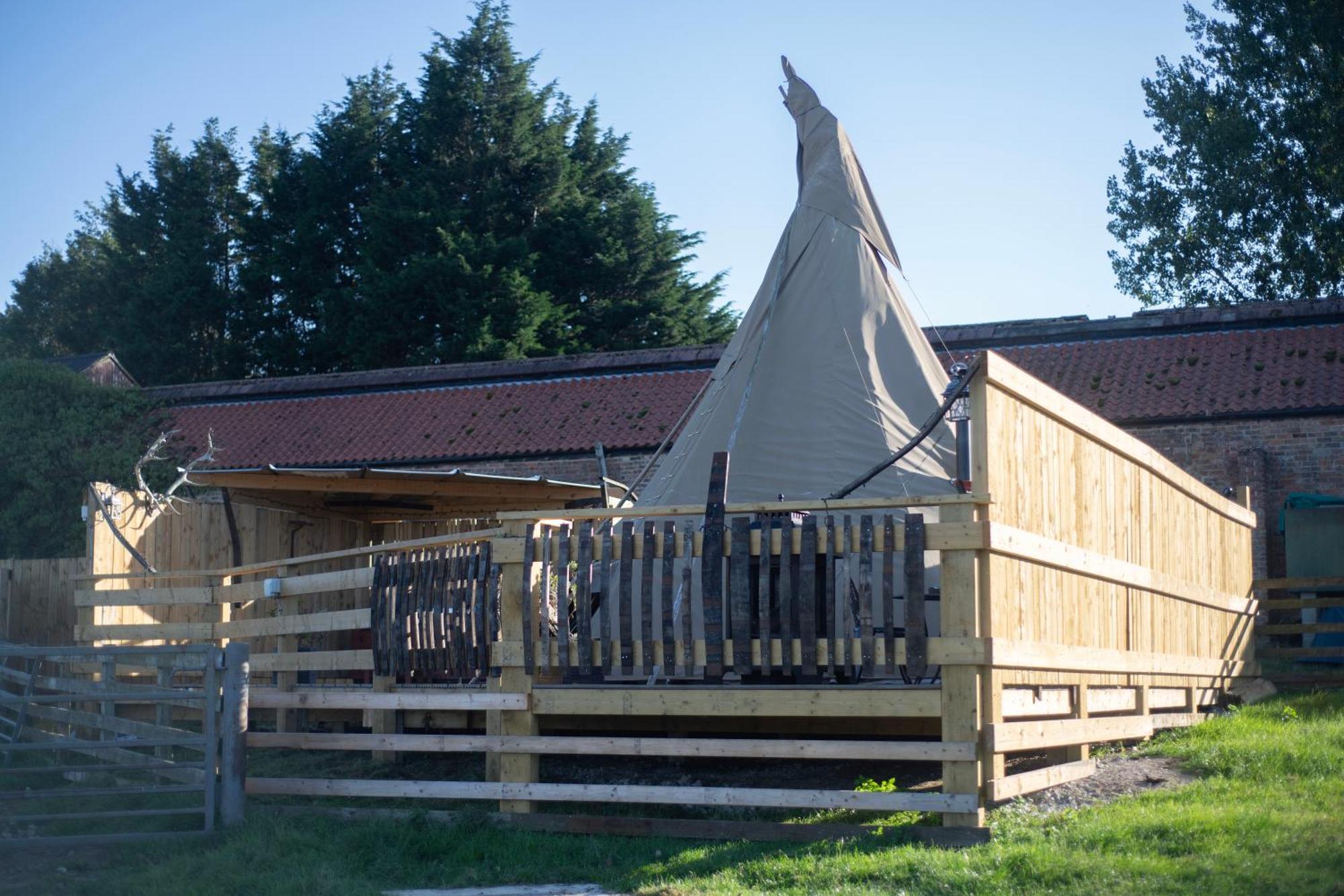 Burtree Country House, Tipi's, Treehouse & & House With Hot Tubs In A Private Garden * Thirsk