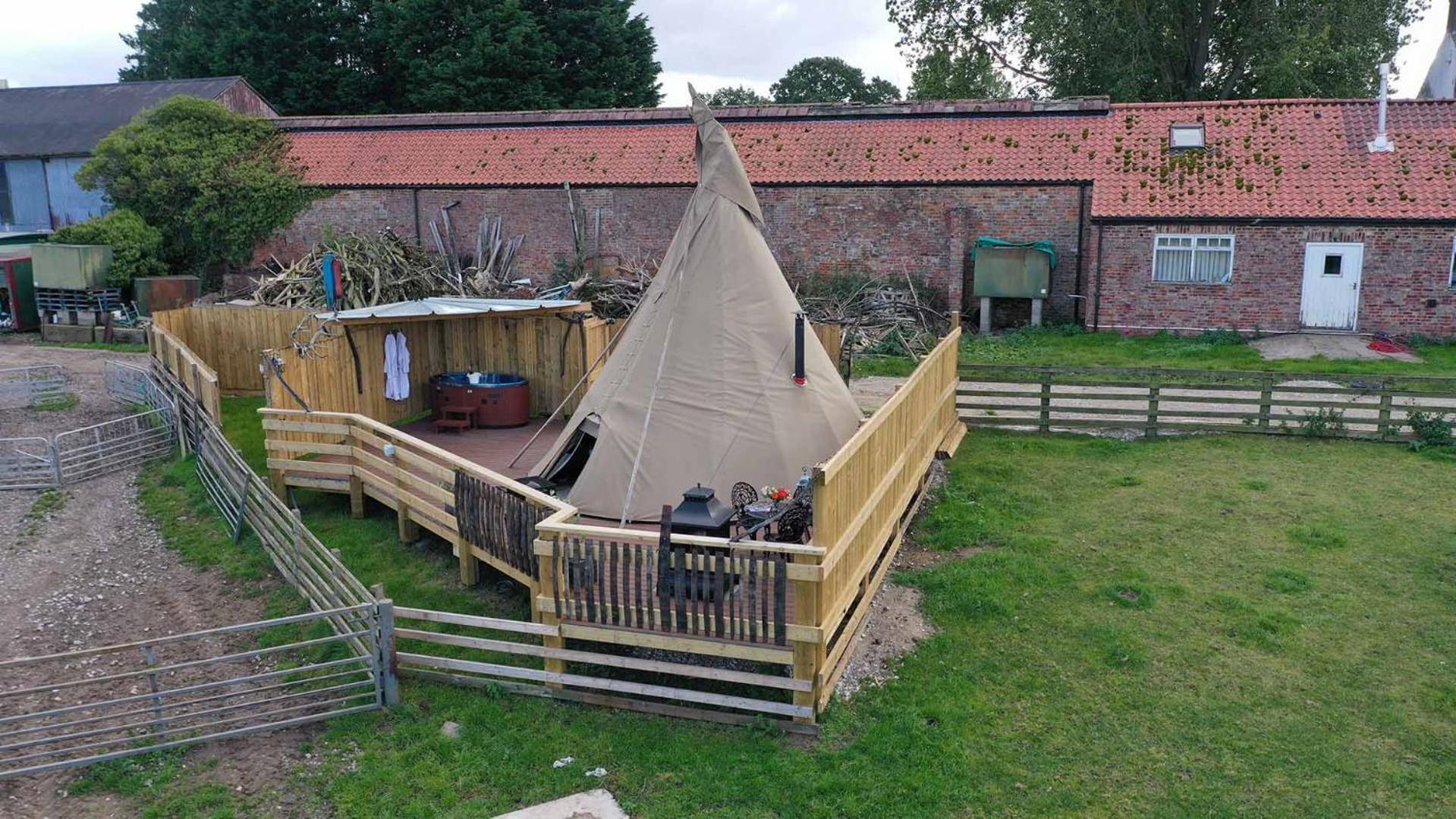 Burtree Country House, Tipi's, Treehouse & & House With Hot Tubs In A Private Garden Lodge