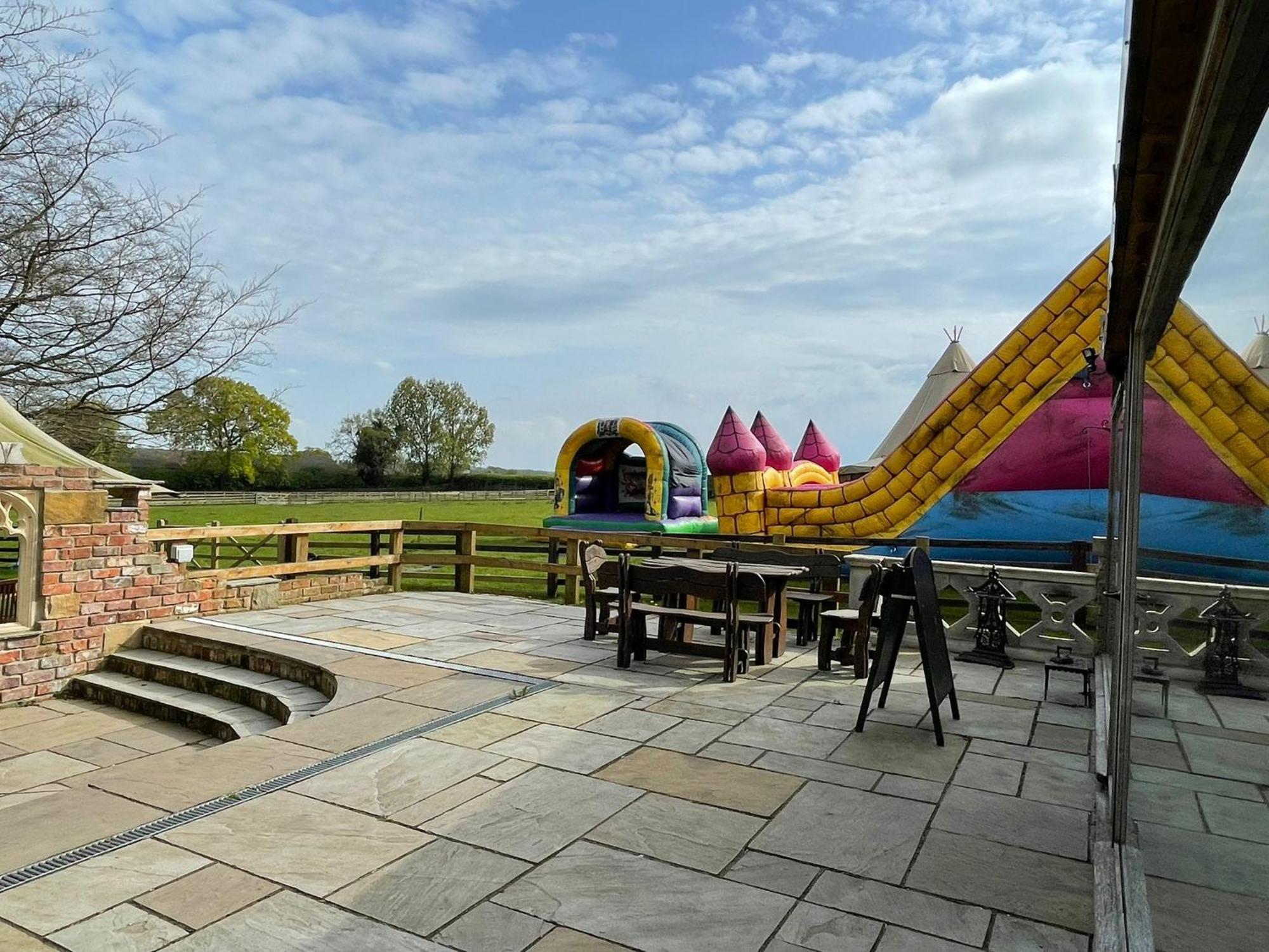 Burtree Country House, Tipi's, Treehouse & & House With Hot Tubs In A Private Garden *