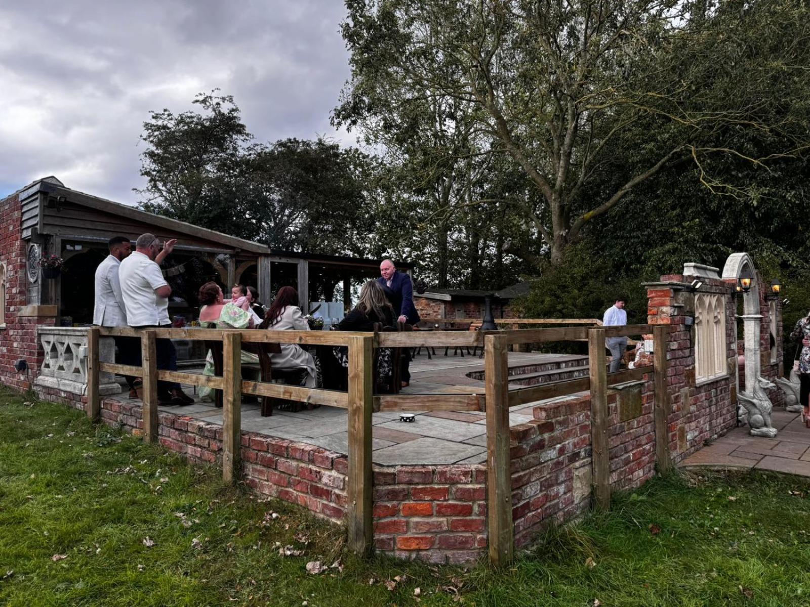 Burtree Country House, Tipi's, Treehouse & & House With Hot Tubs In A Private Garden Lodge